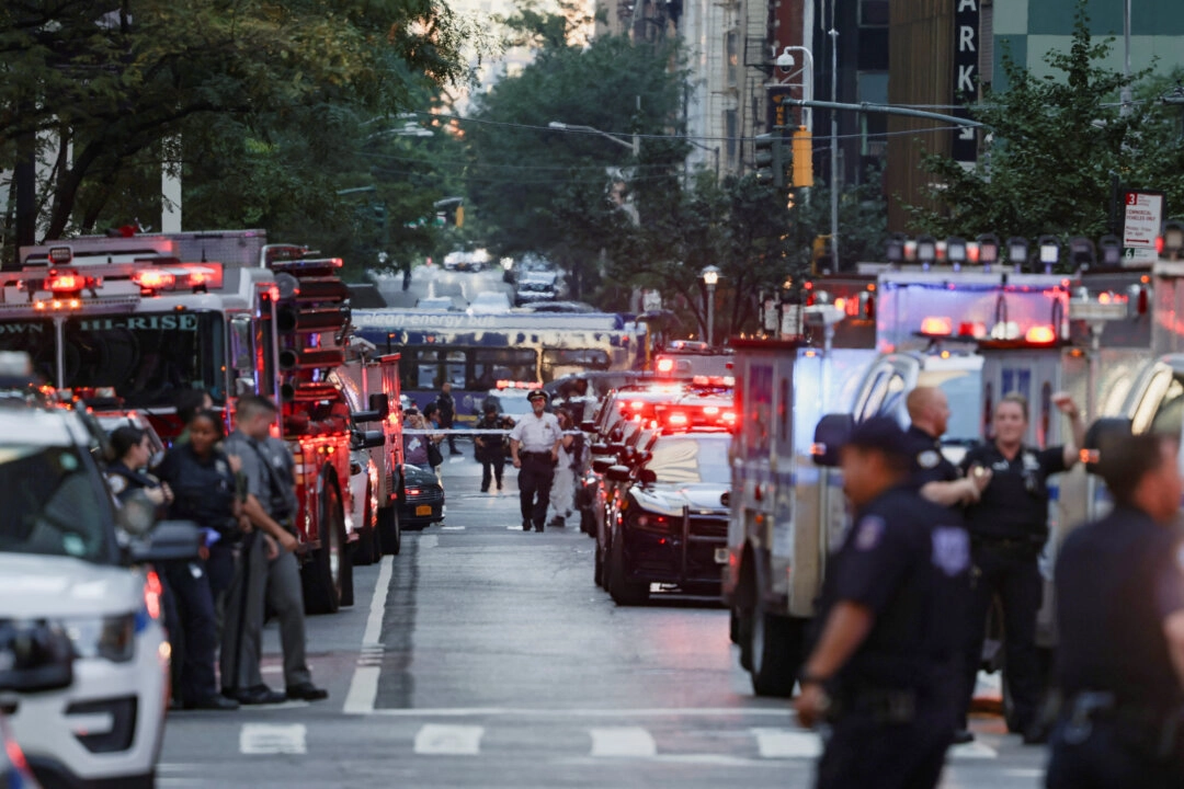 Polis, saldırının gerçekleştiği 345 Park Avenue binası önünde güvenliği sağlıyor. Olay yeri sarı bantlarla çevrildi, çevrede geniş güvenlik önlemleri alındı. (Fotoğraf: Jeenah Moon/Reuters)