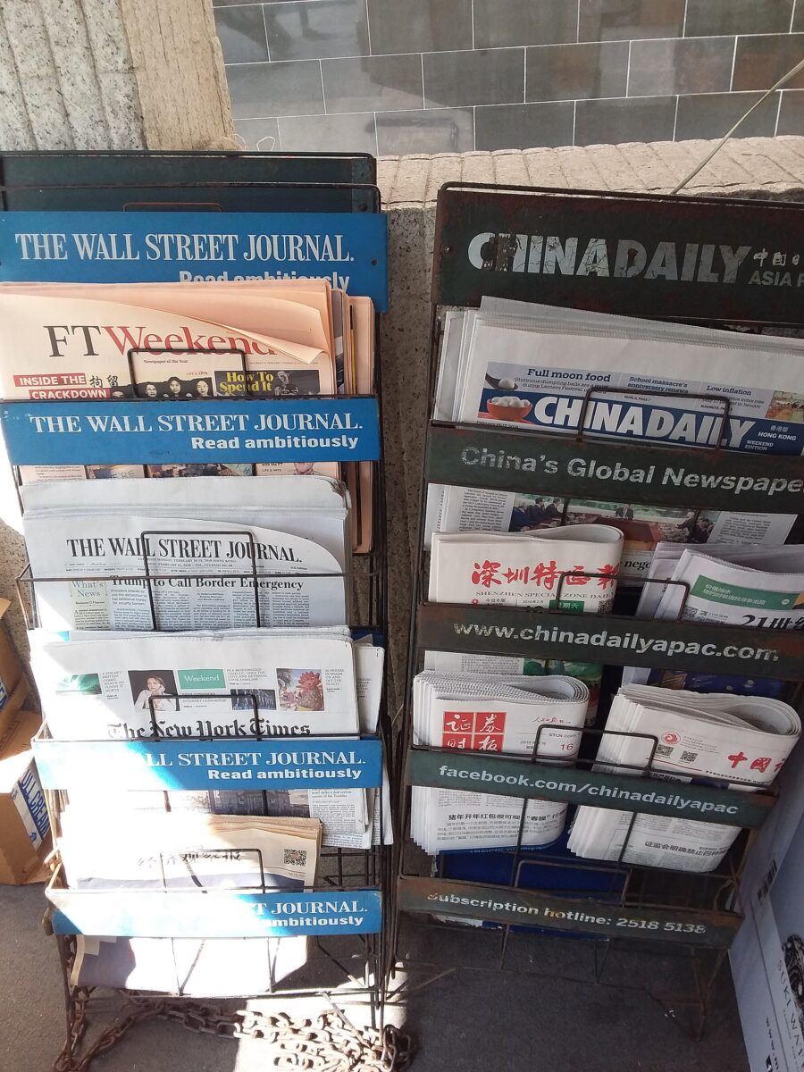 İngiltere Parlamentosu önünde gazeteciler; China Daily gazetesinin dağıtım yasağı sonrası tepkileri takip ediyor. (Fotoğraf: Wikimedia)