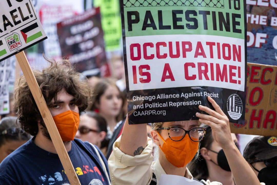 Filistin yanlısı göstericiler, Chicago’daki DNC Konvansiyonu önünde Gazze için düzenlenen protestoda yürürken, Sydney Liman Köprüsü’nde yapılması planlanan yürüyüş için destek çağrısı yapıyorlar. (Fotoğraf: John Fredricks/The Epoch Times)