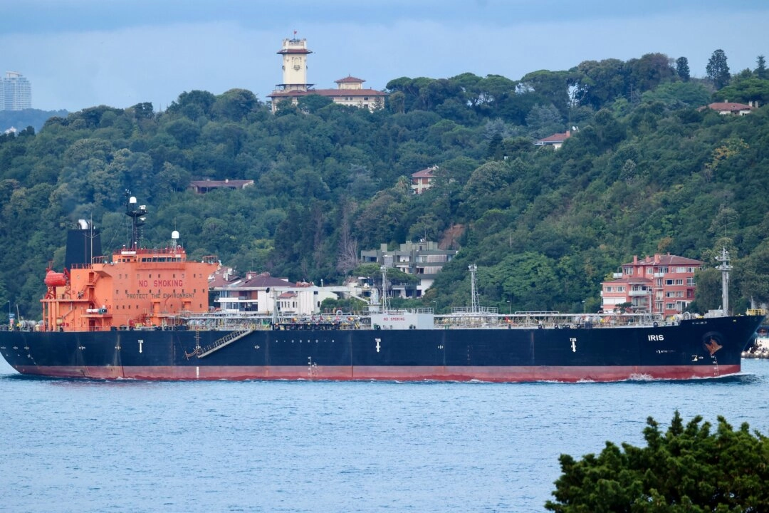 Marshall Adaları merkezli Meuse Shipping Inc. şirketine ait, Palau bayraklı "Iris" adlı tanker, 25 Temmuz 2024 tarihinde İstanbul'da Boğaz'dan geçti. (Fotoğraf: Yoruk Isik/Reuters)