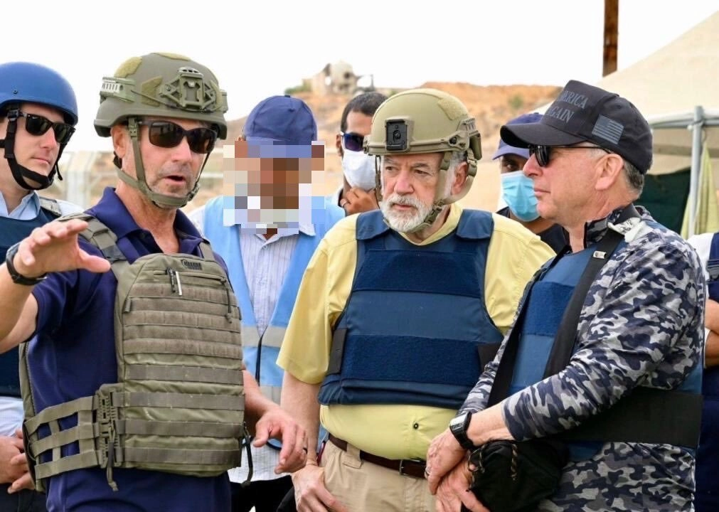 Witkoff ve Huckabee, Gazze'deki ABD destekli yardım noktasında yetkililerle görüşürken, 1 Ağustos 2025. (Fotoğraf: Steve Witkoff/X)