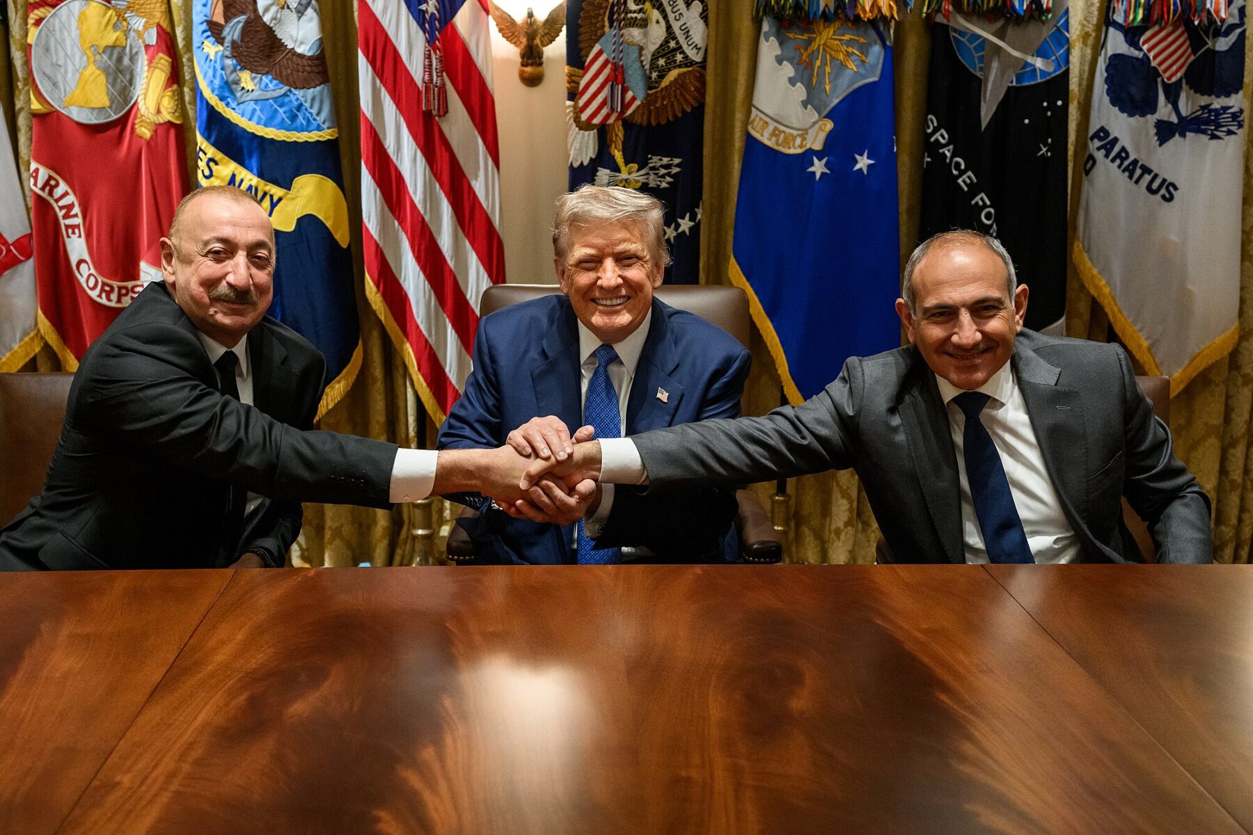 Başkan Donald Trump, 8 Ağustos 2025 Cuma günü, Azerbaycan Cumhurbaşkanı İlham Aliyev ve Ermenistan Başbakanı Nikol Paşinyan ile Kabine Odası'nda bir araya geldi. (Fotoğraf: Resmi Beyaz Saray /Daniel Torok/Wikimedia)