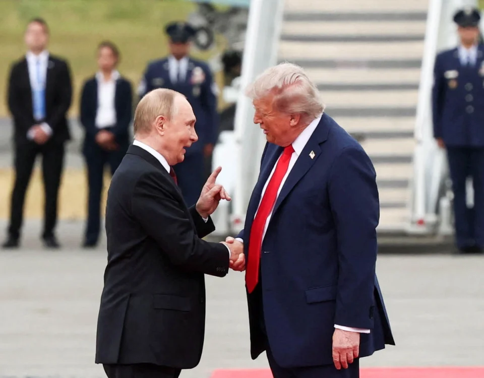 ABD Başkanı Donald Trump ve Rusya Devlet Başkanı Vladimir Putin 15 Ağustos 2025'te Alaska'nın Anchorage kentindeki Elmendorf-Richardson Ortak Üssü'ne vardıktan sonra asfaltta selamlaşıyorlar.(Fotoğraf: The Epoch Times aracılığıyla, Kevin Lamarque, Reuters)