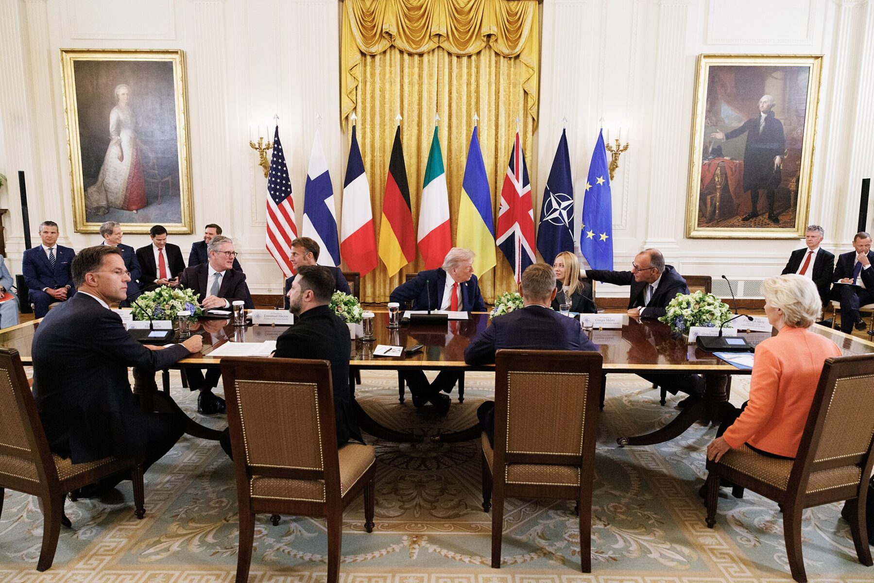 ABD Başkanı Donald Trump, Ukrayna Devlet Başkanı Volodimir Zelensky ve Avrupa liderleri, 18 Ağustos 2025’te Beyaz Saray’daki barış zirvesi sırasında bir araya geldi. Zirvede, Rusya-Ukrayna savaşının sona ermesi ve Ukrayna’ya güvenlik garantileri sağlanması konusu ele alındı. (Fotoğraf: Wikimedia)