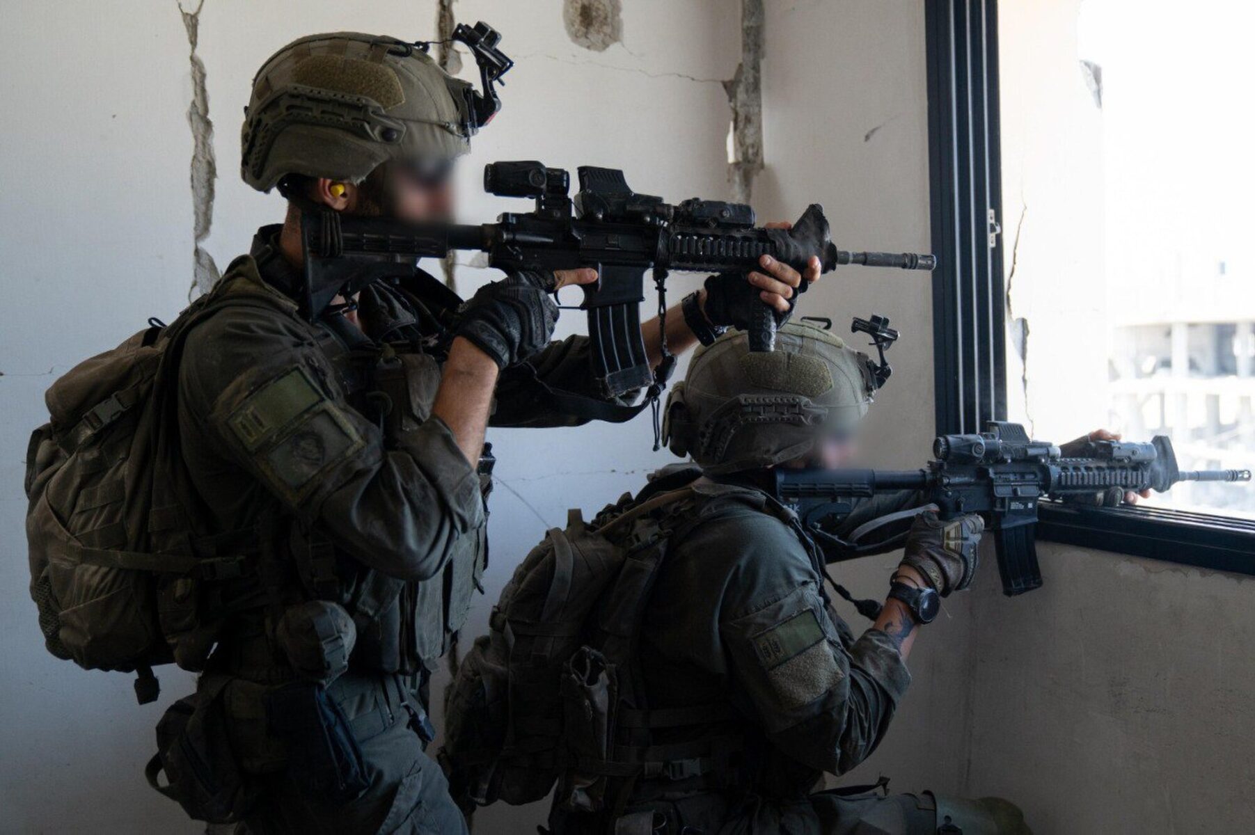 İsrail askerleri 2024'te Gazze'de büyüteç kullanıyor. (Fotoğraf: Wikimedia) 