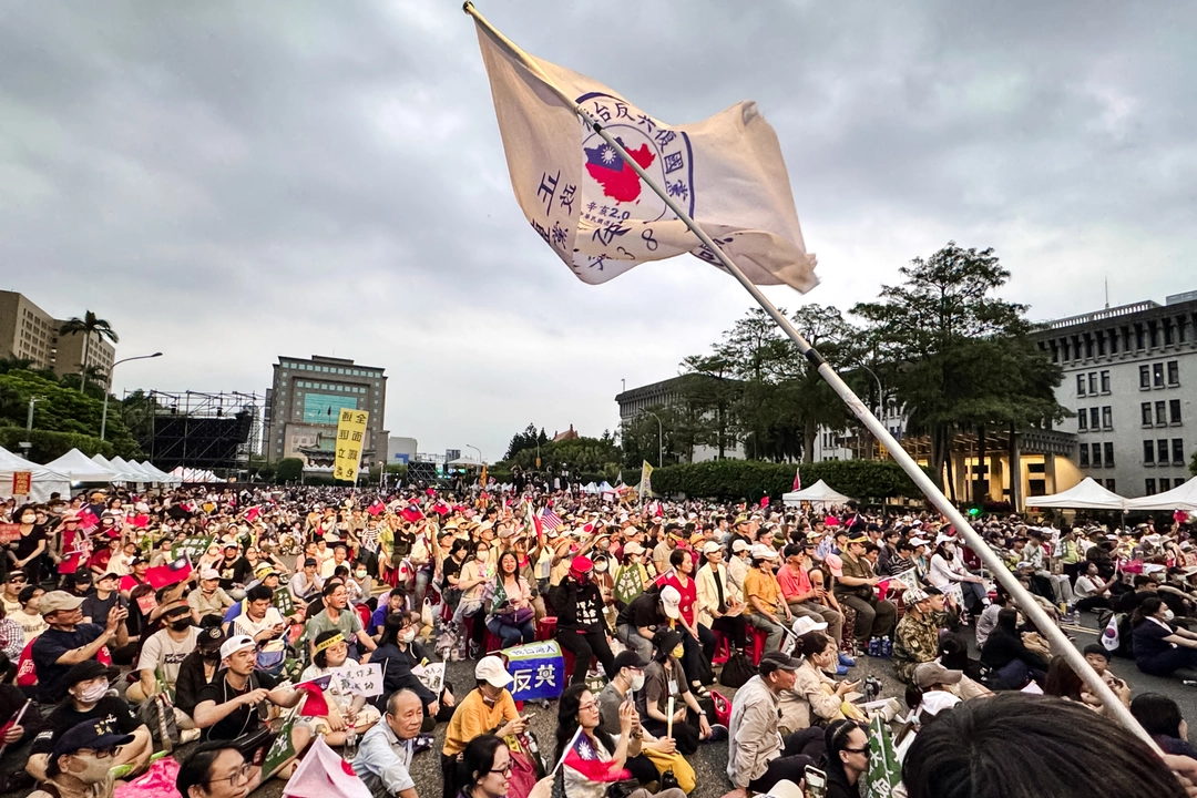 İnsanlar, 19 Nisan 2025'te Tayvan’ın Taipei kentinde düzenlenen “Birleşik Cepheyi Reddet, Tayvan’ı Savun” mitinginde bayrak sallayıp tezahürat yaptı. (Fotoğraf: Sun Xiangyi/The Epoch Times)