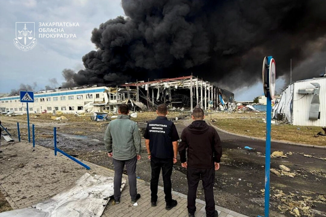 21 Ağustos 2025'te Ukrayna'nın Zakarpattia bölgesindeki Mukachevo kentinde Rus füze saldırısına uğrayan Flex Ltd. fabrikasından dumanlar yükseliyor. (Fotoğraf: Zakarpattia Bölge Savcılığı / Reuters aracılığıyla)