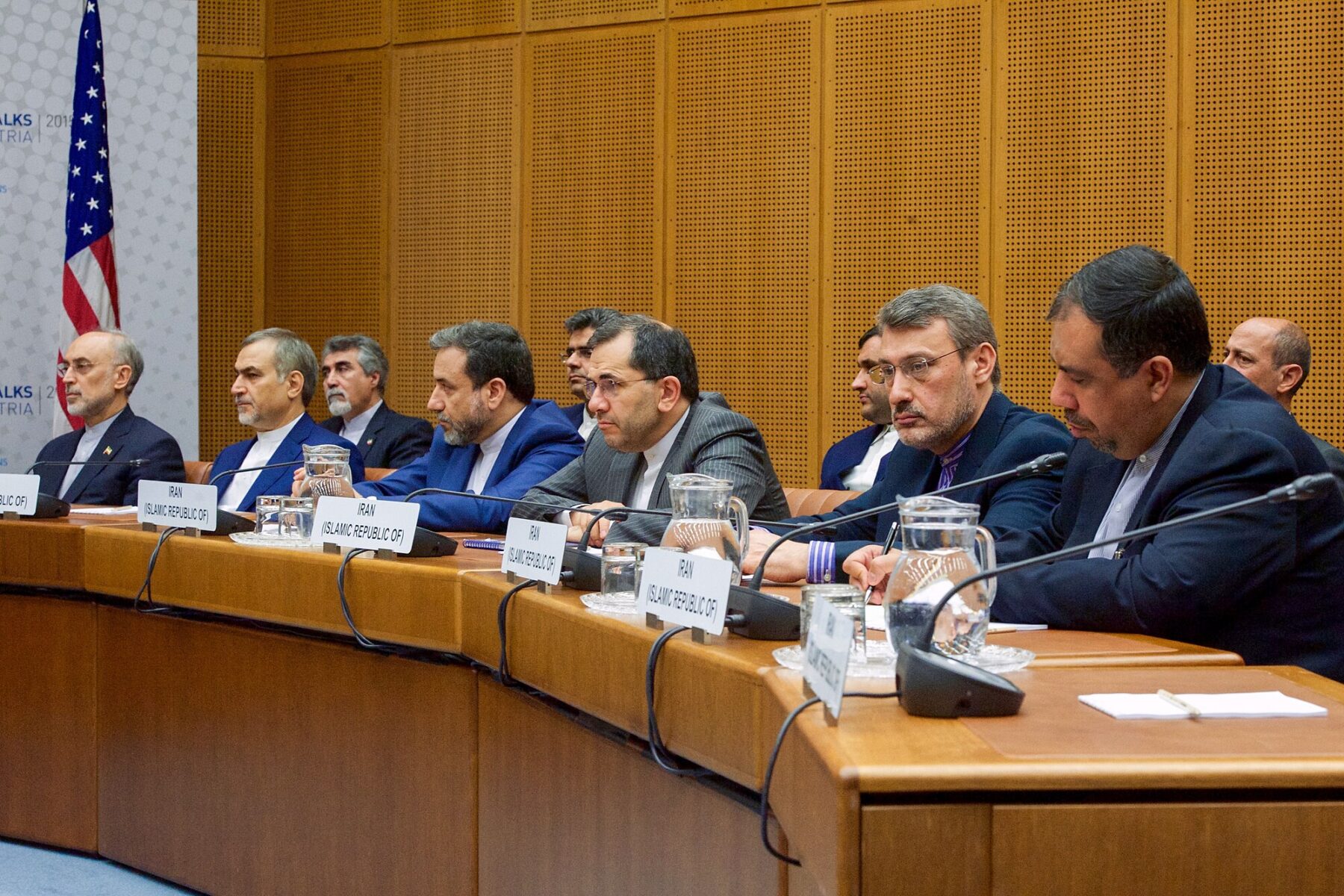 İran heyeti, Avusturya’da AB ve P5+1 dışişleri bakanları ile yapılan İran nükleer müzakerelerinin son genel oturumunda görüntülendi.
(Fotoğraf: Wikimedia)