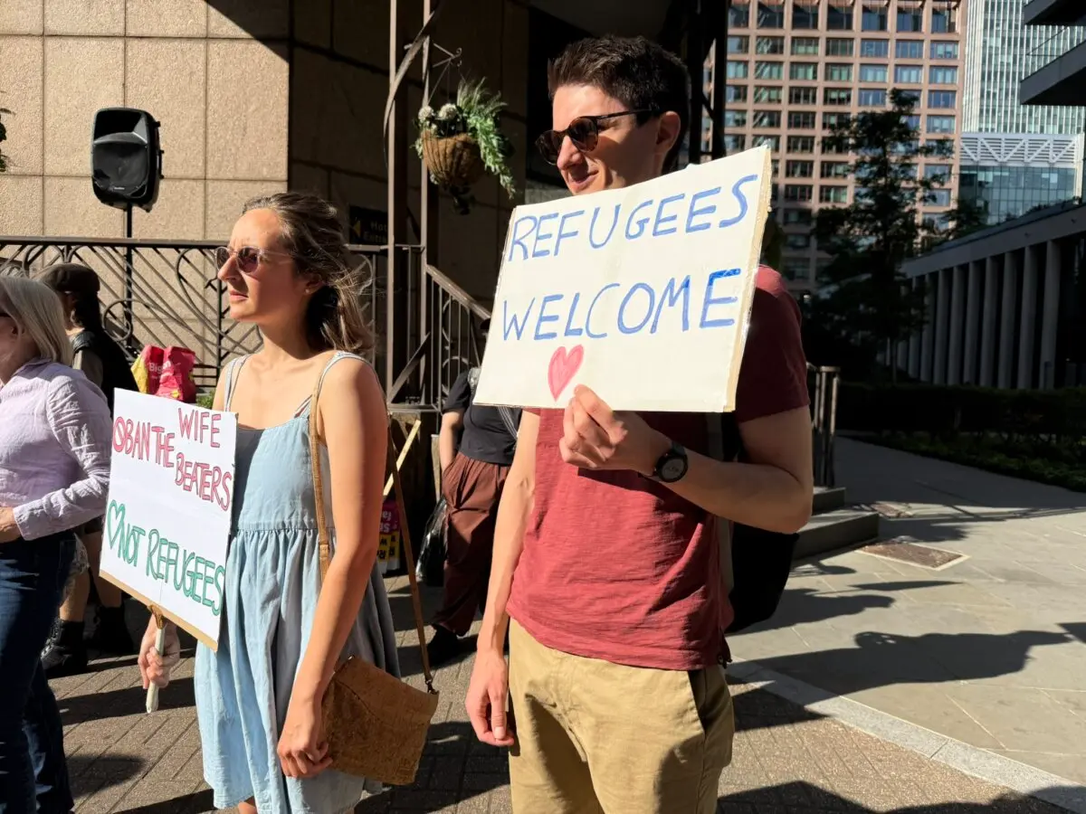 8 Ağustos 2025'te, Doğu Londra’daki Canary Wharf bölgesinde bulunan Britannia Oteli önünde protesto. (Fotoğraf: Evgenia Filimianova / The Epoch Times)