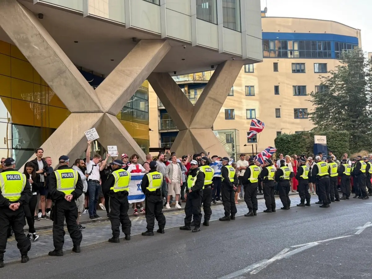 8 Ağustos 2025'te, Doğu Londra’daki Canary Wharf bölgesinde bulunan Britannia Oteli önünde protesto. (Fotoğraf: Evgenia Filimianova / The Epoch Times)