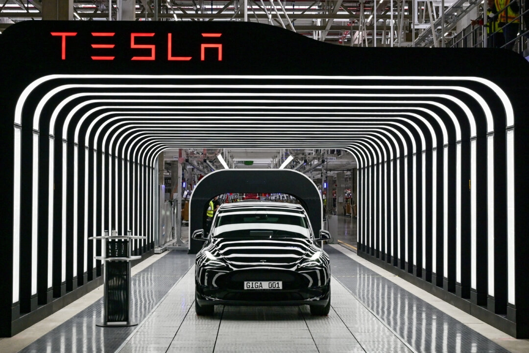 22 Mart 2022'de Almanya'nın Grünheide kentinde elektrikli otomobiller için açılan yeni Tesla Gigafactory'nin açılış töreni sırasında sergilenen Model Y araçları. (Fotoğraf: Patrick Pleul/Pool üzerinden Reuters/ Arşiv Fotoğrafı)
