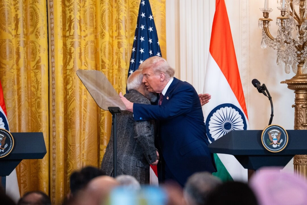 Hindistan Başbakanı Narendra Modi ile ABD Başkanı Donald Trump, 13 Şubat 2025’te Beyaz Saray’daki bir basın toplantısı sırasında birbirlerini selamlıyor. (Fotoğraf: Madalina Vasiliu / The Epoch Times)