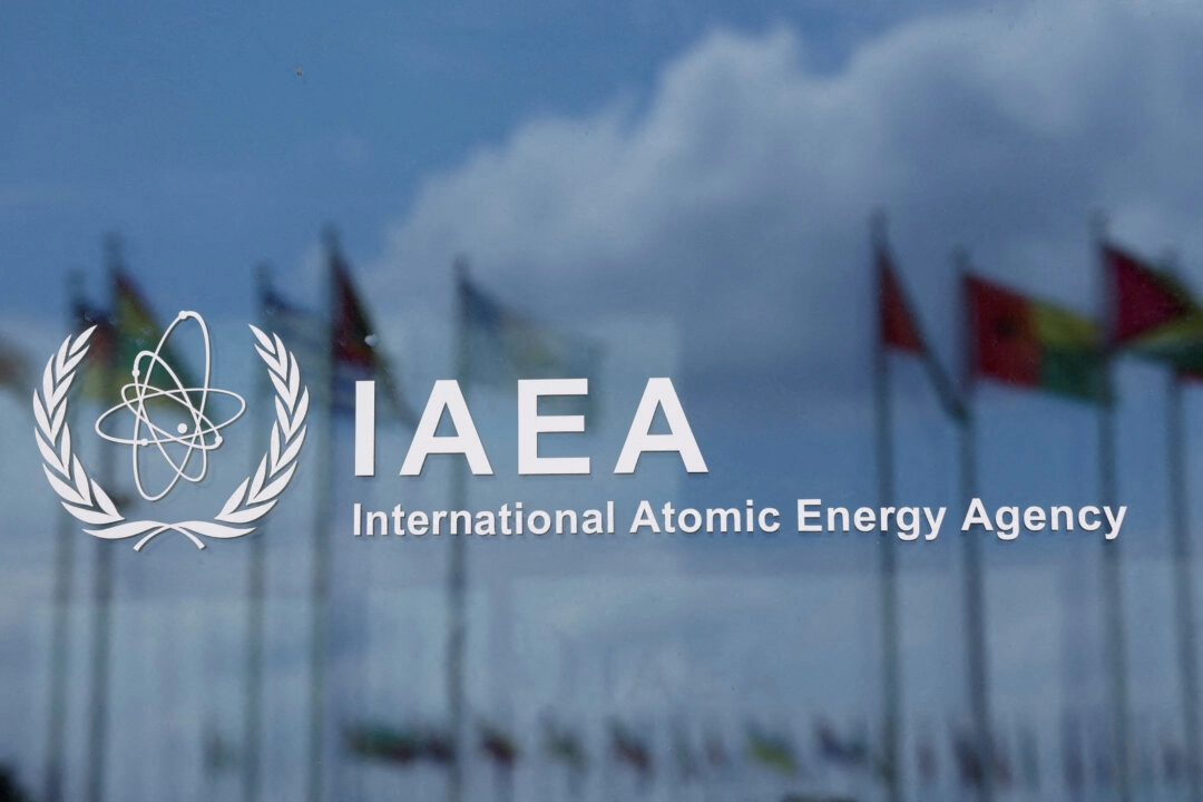 Uluslararası Atom Enerjisi Ajansı’nın (IAEA) logosu, 3 Haziran 2024’te Viyana’daki merkez binasında, 35 ülkenin yer aldığı Yönetim Kurulu’nun üç aylık toplantısının açılış gününde sergilendi. (Fotoğraf: Leonhard Foeger/Reuters)