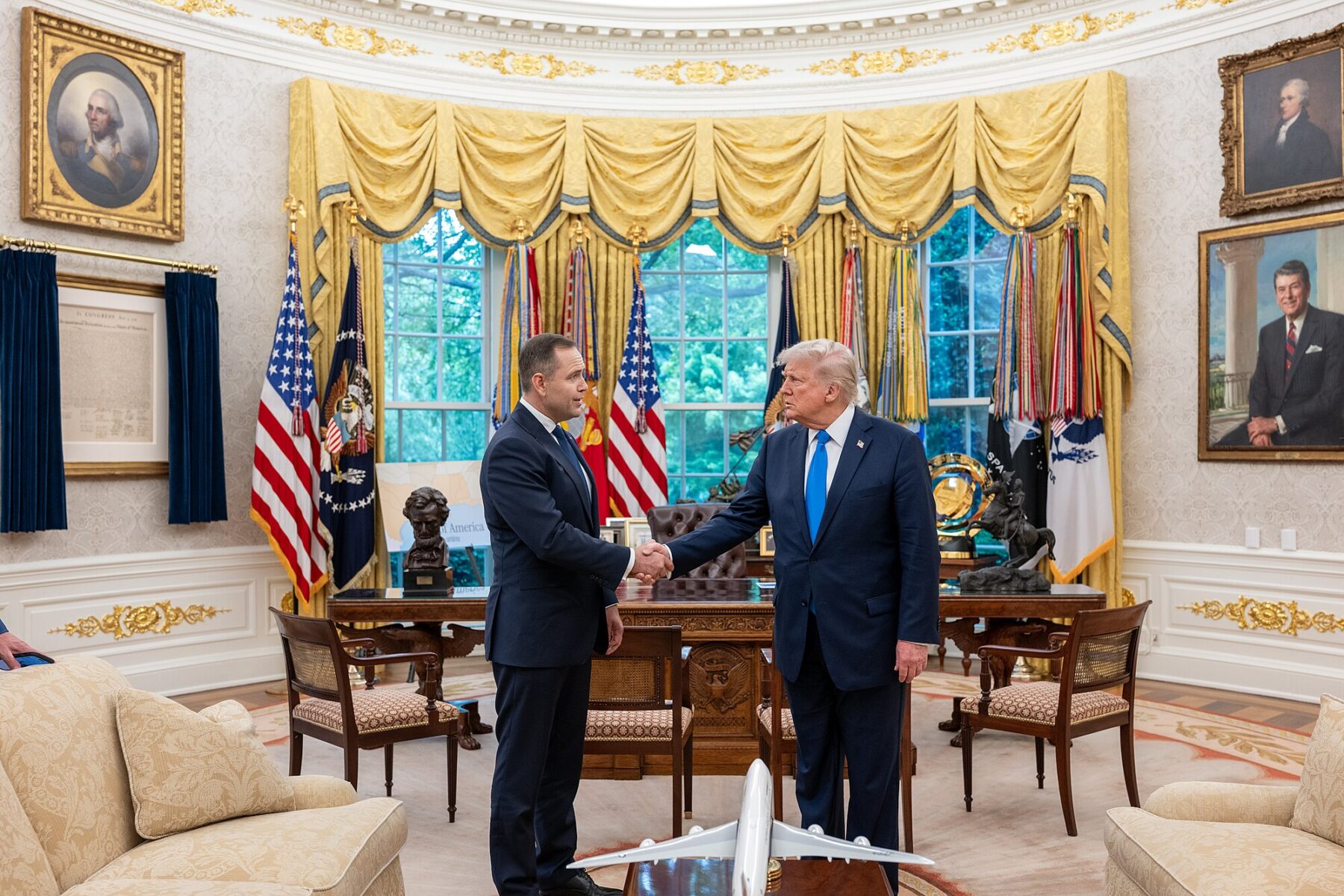 Trump, 1 Mayıs 2025'te, Polonya cumhurbaşkanı adayı Karol Nawrocki ile Oval Ofis'te bir araya geldi. (Fotoğraf: Wikimedia)