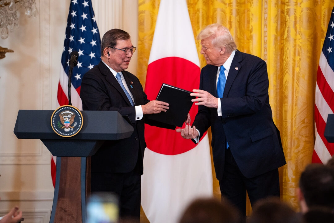 ABD Başkanı Donald Trump, 7 Şubat 2025’te Washington’daki Beyaz Saray’ın Doğu Odası’nda düzenlenen basın toplantısında Japonya Başbakanı Shigeru Ishiba’ya bir hediye takdim ediyor. (Fotoğraf: Madalina Vasiliu/The Epoch Times)