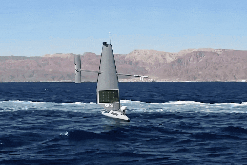 Çeşitli silahlar ve özel donanımlarla donatılmış insansız deniz araçları, ABD Donanması operasyonlarına destek verirken gösteriliyor. Bu drone botlar, Hint-Pasifik bölgesindeki olası bir çatışmada kilit varlıklar haline gelebilir ve ABD askeri planlayıcılarının Çin ile yaşanabilecek bir çatışmaya hazırlık sürecindeki zorlukları aşmasına yardımcı olabilir. (Fotoğraf: YouTube/Screenshot via The Epoch Times)