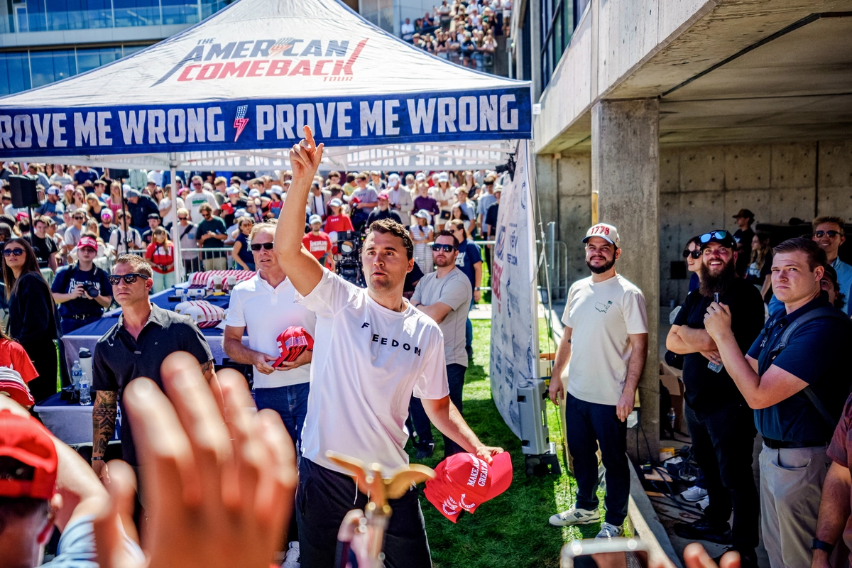 Charlie Kirk, Turning Point USA'nın kurucusu ve icra direktörü, 26 Temmuz 2018'de Washington'daki George Washington Üniversitesi'nde düzenlenen Lise Liderlik Zirvesi'nde konuşuyor. (Fotoğraf: Samira Bouaou/The Epoch Times)