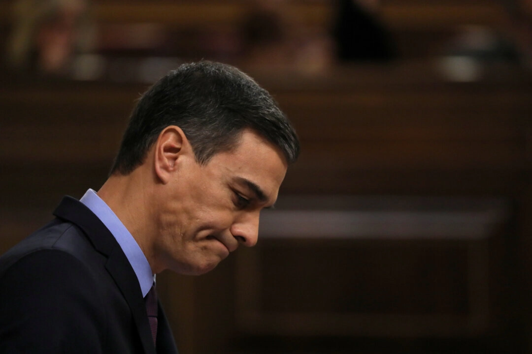 İspanya Başbakanı Pedro Sánchez, 12 Aralık 2018'de Madrid'deki parlamento oturumunda konuşuyor. (Fotoğraf:Reuters/Susana Vera)