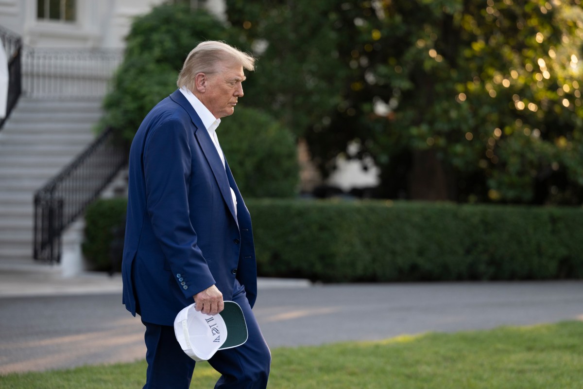 Başkan Trump, 2025 NATO Zirvesi için Hollanda’ya giderken Beyaz Saray’ın Güney Çimi’nde Marine One helikopterine biniyor.