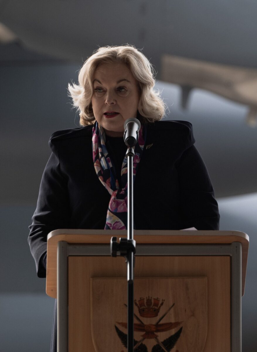Yeni Zelanda Savunma Bakanı Sayın Judith Collins’in, Kraliyet Yeni Zelanda Hava Kuvvetleri’nin ilk C-130J Hercules uçağının Auckland Whenuapai Üssü’ndeki resmî karşılama töreninde yaptığı konuşma. (Fotoğraf: Wikimedia)