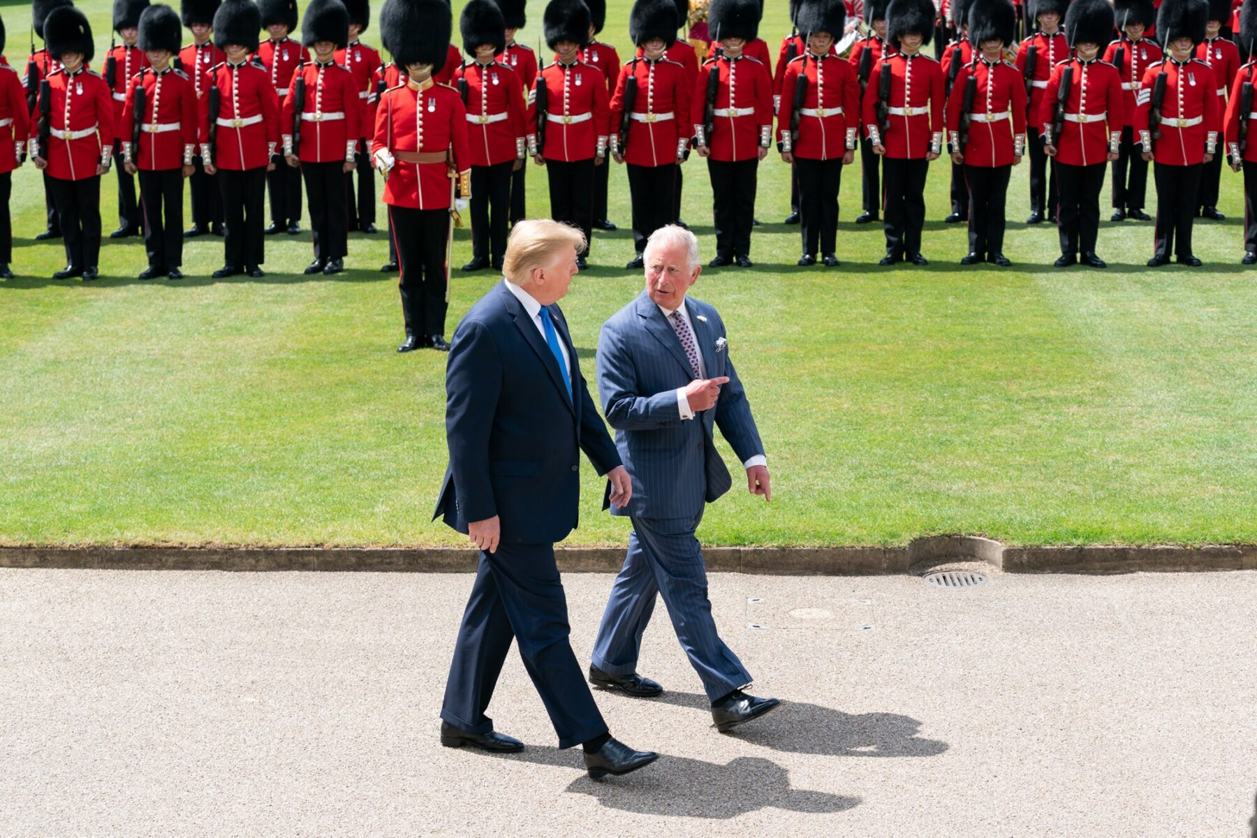 Başkan Donald J. Trump, Prens Charles eşliğinde 3 Haziran 2019 Pazartesi günü Londra’daki Buckingham Sarayı’nda düzenlenen karşılama töreni sırasında Onur Kıtası’nı denetledi. Antifa, Trump tarafından terör örgütü olarak tanındı. (Resmî Beyaz Saray Fotoğrafı – Andrea Hanks)