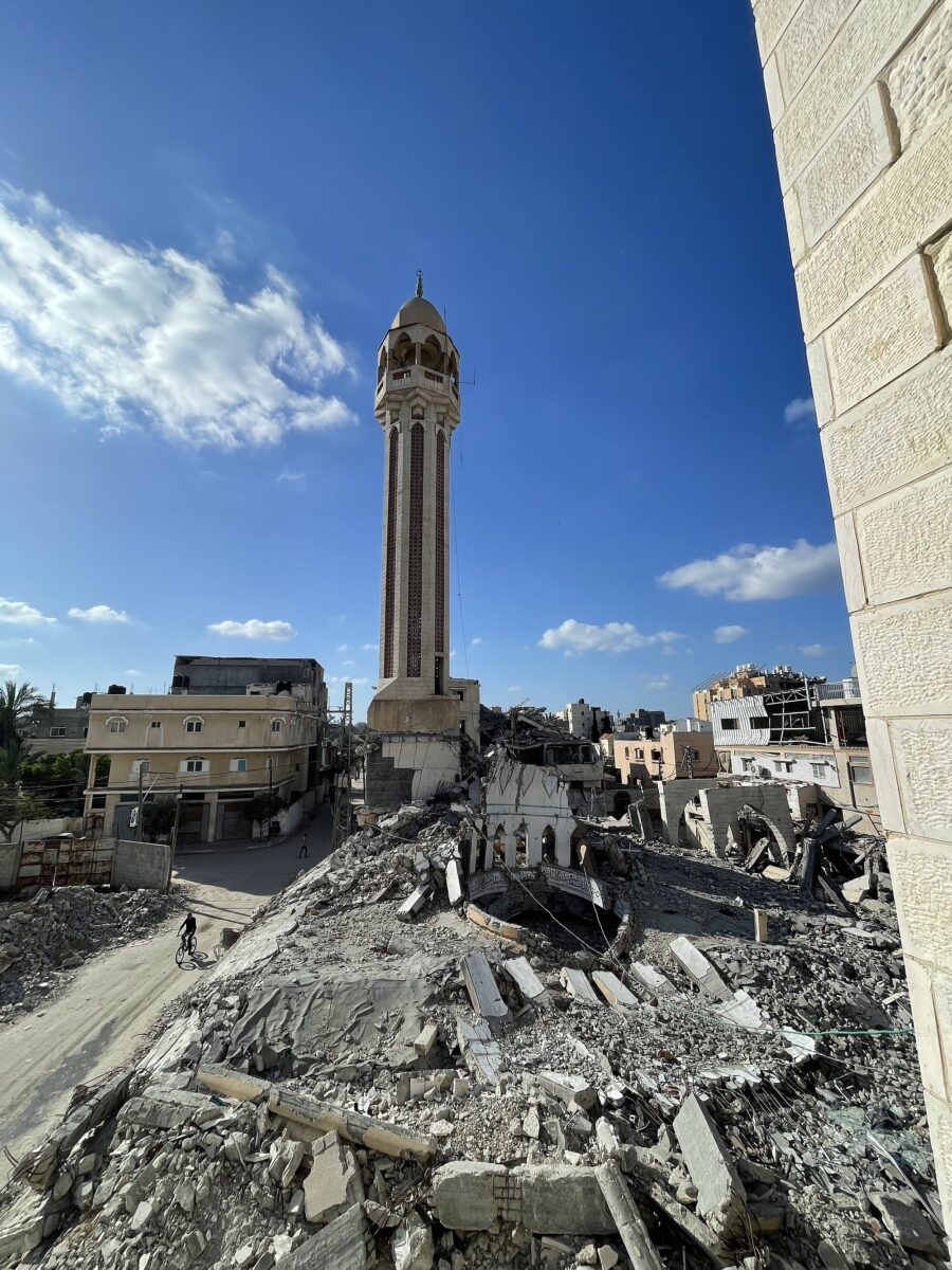 Yaffa Camii’nin yıkıntısı, yakındaki Yafa Hastanesi’nden görülüyor. Cami, 7 ve 8 Aralık 2023 tarihlerinde İsrail güçleri tarafından yıkıldı.
Beaule, Victoria (25 Ocak 2024), “İsrail, Gazze'deki sivilleri tahliye etmeleri konusunda uyarırken, IDF sığınak olarak tanımlanan şehri bombaladı”, ABC News. (Fotoğraf: Wikimedia) 