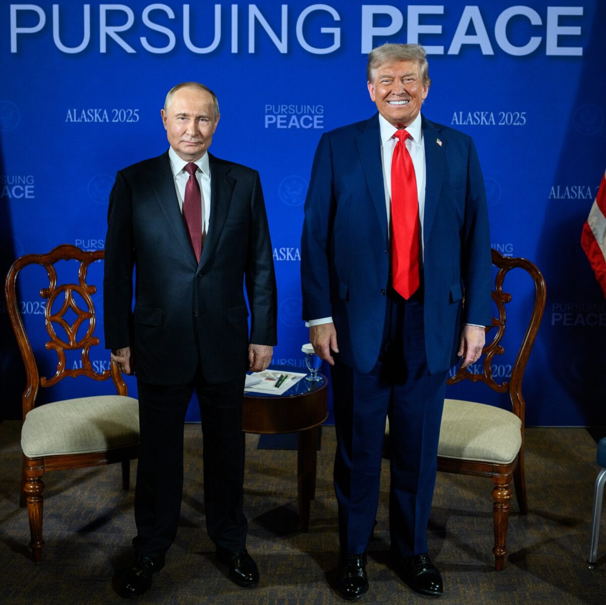 ABD Başkanı Donald Trump, 15 Ağustos 2025 Cuma günü, Alaska’daki Joint Base Elmendorf-Richardson Üssü’nde yer alan Billy Mitchell Odası’nda Rusya Devlet Başkanı Vladimir Putin ile fotoğraf çektiriyor. (Resmi Beyaz Saray Fotoğrafı: Daniel Torok)