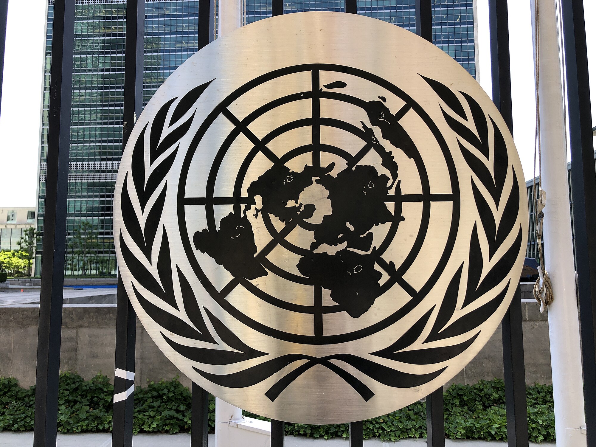 Manhattan, New York'taki Birleşmiş Milletler Genel Merkezi önündeki Birleşmiş Milletler mührü. (Fotoğraf: Wikimedia)