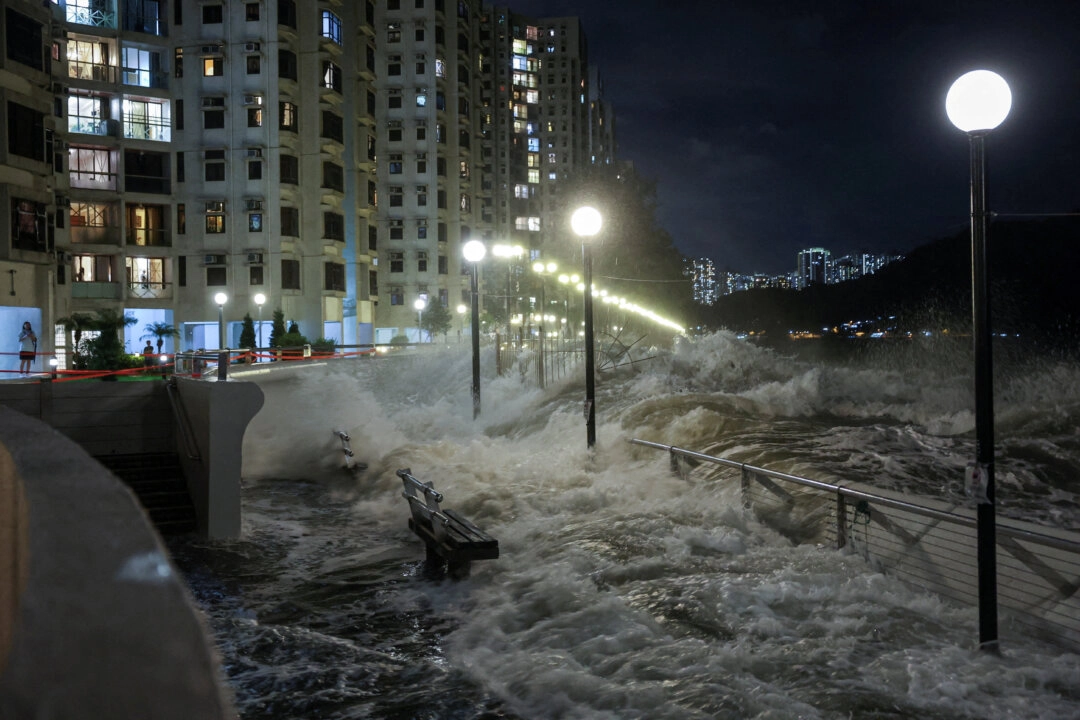 Ragasa Tayfunu, Tayvan ve Hong Kong'u şiddetli rüzgar ve yağışla vurdu. Ragasa'nın dalgaları, 23 Eylül 2025'te Hong Kong'daki kıyıda sandalyelere çarpıyor. (Fotoğraf: Tyrone Siu/Reuters)