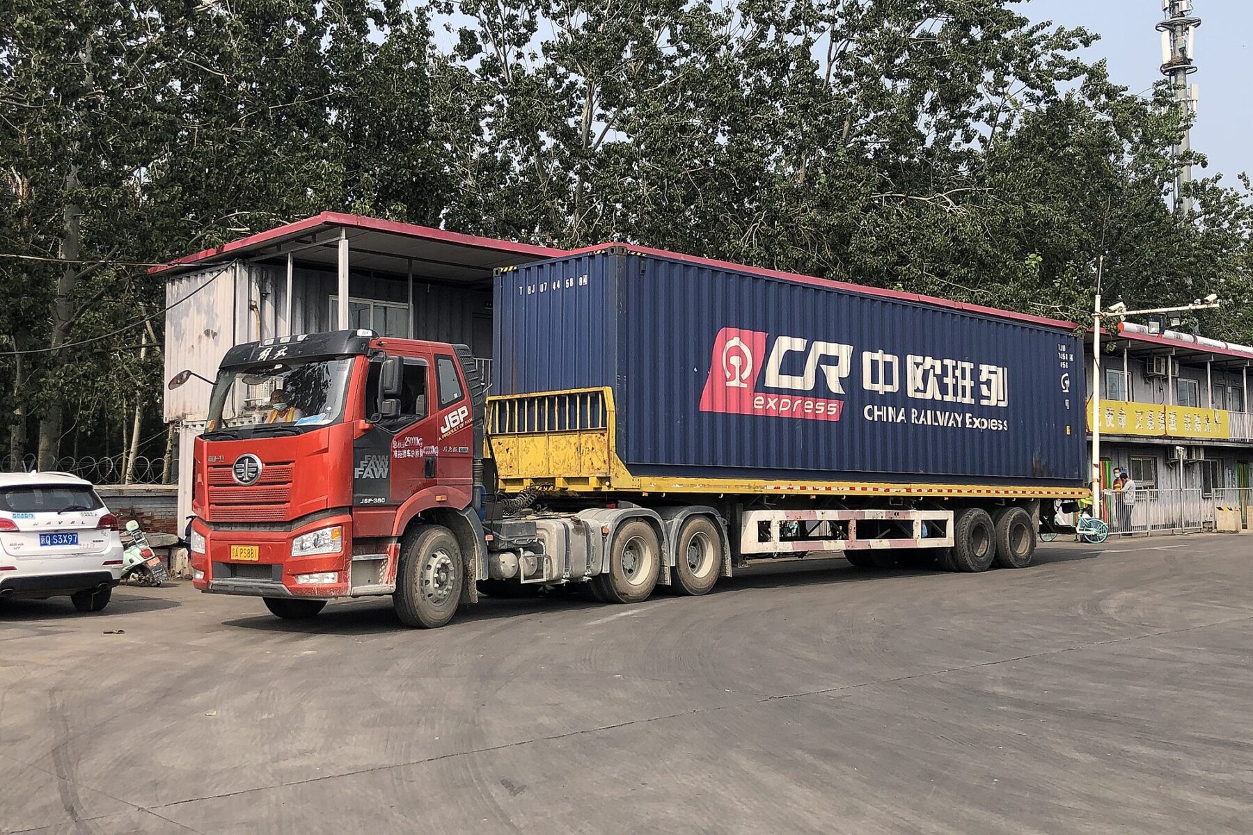 Dahongmen'de China Railway Express konteyneri taşıyan FAW J6P-380. (Fotoğraf: Wikimedia)