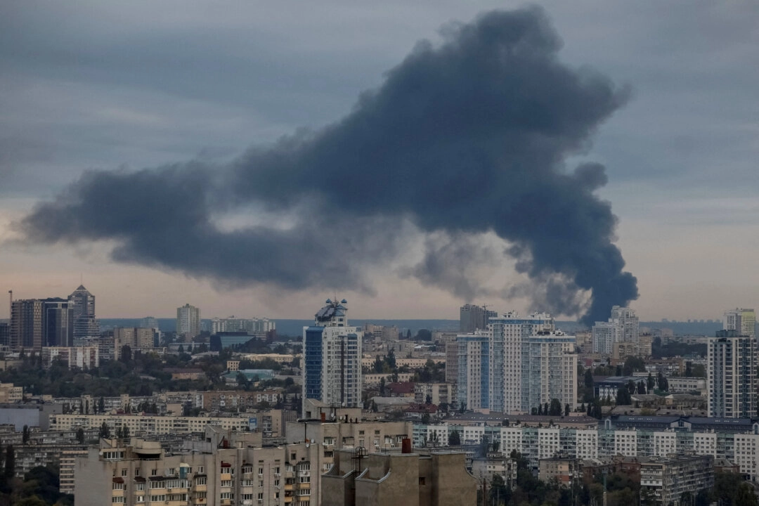 28 Eylül 2025’te Rusya'nın insansız hava aracı ve füze saldırılarının ardından Ukrayna'nın Kyiv kentinde dumanlar yükseliyor.
(Fotoğraf: Gleb Garanich / Reuters)