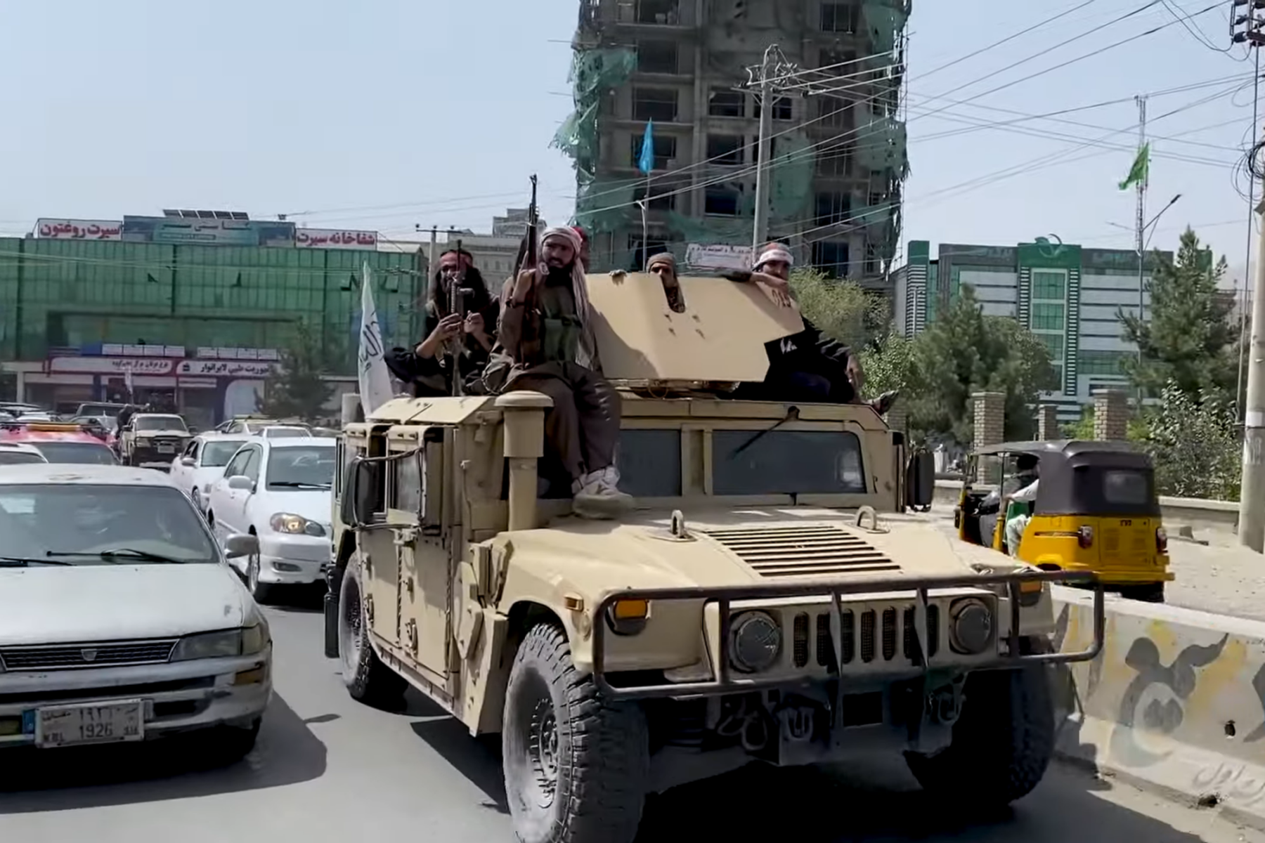 Taliban, ABD’li Amir Amiry’yi serbest bıraktı. Kabil'in Düşüşü Sonrası Taliban savaşçıları, Ağustos 2021'de ele geçirilen bir Humvee'nin içinde. (Fotoğraf: Wikimedia)