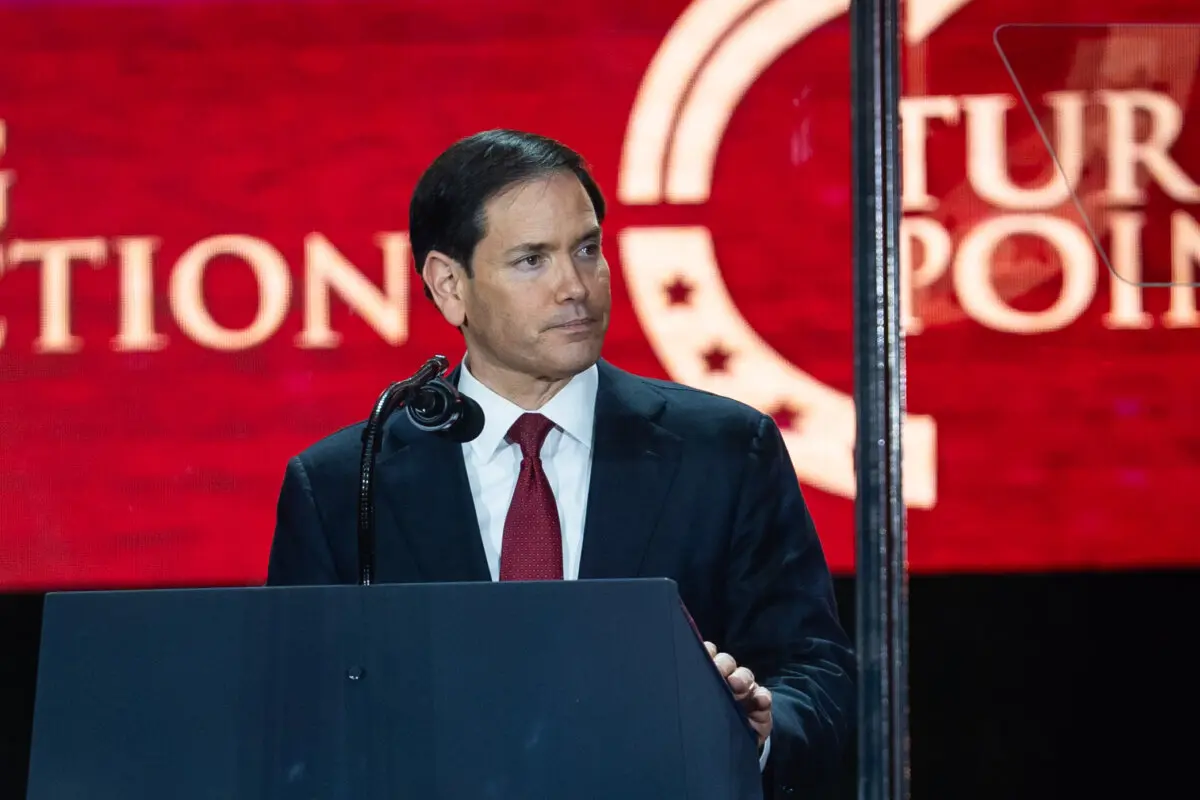 Dışişleri Bakanı Marco Rubio, 21 Eylül 2025'te Arizona, Glendale'deki State Farm Stadyumu'nda düzenlenen “Bir Miras İnşa Etmek: Charlie Kirk Anma Etkinliği”nde konuşuyor. (Fotoğraf: Madalina Kilroy / The Epoch Times)