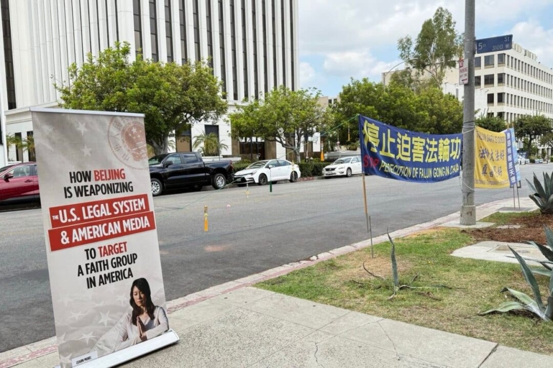 Los Angeles’taki Çin Konsolosluğu önünde Falun Gong uygulayıcılarının pankartları. (Fotoğraf: Falun Dafa Bilgi Merkezi’nin izniyle.)
