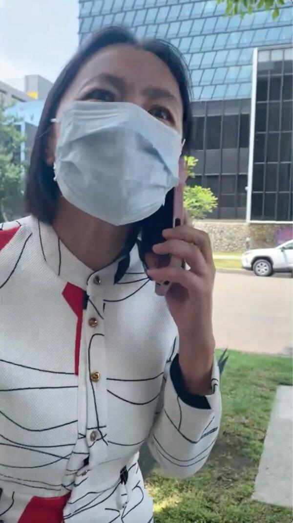 9 Haziran 2025'te Los Angeles’taki Çin Konsolosluğu önünde Falun Gong uygulayıcılarına bağıran kimliği belirsiz bir kadın. (Fotoğraf: Video ekran görüntüsü / Falun Dafa Bilgi Merkezi’nin izniyle)