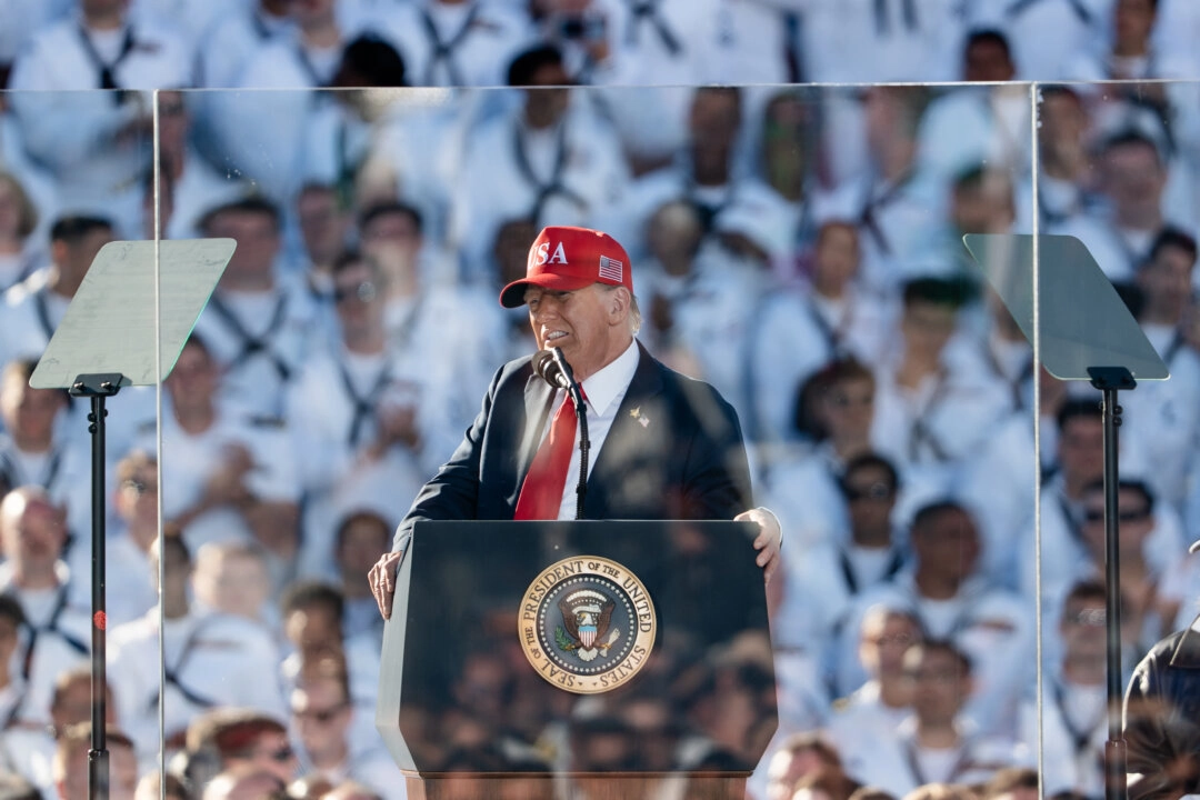 Trump, Venezuela sahilinde düzenlenen hava saldırılarıyla uyuşturucu gemilerini hedef aldıklarını açıkladı. Başkan Donald Trump, 5 Ekim 2025'te Norfolk, Virginia'da "Amerika'nın Donanması 250 — Denizlerin Titanları: Filoya Saygı" etkinliğinde konuşma yaptı. (Fotoğraf: Madalina Kilroy/The Epoch Times)