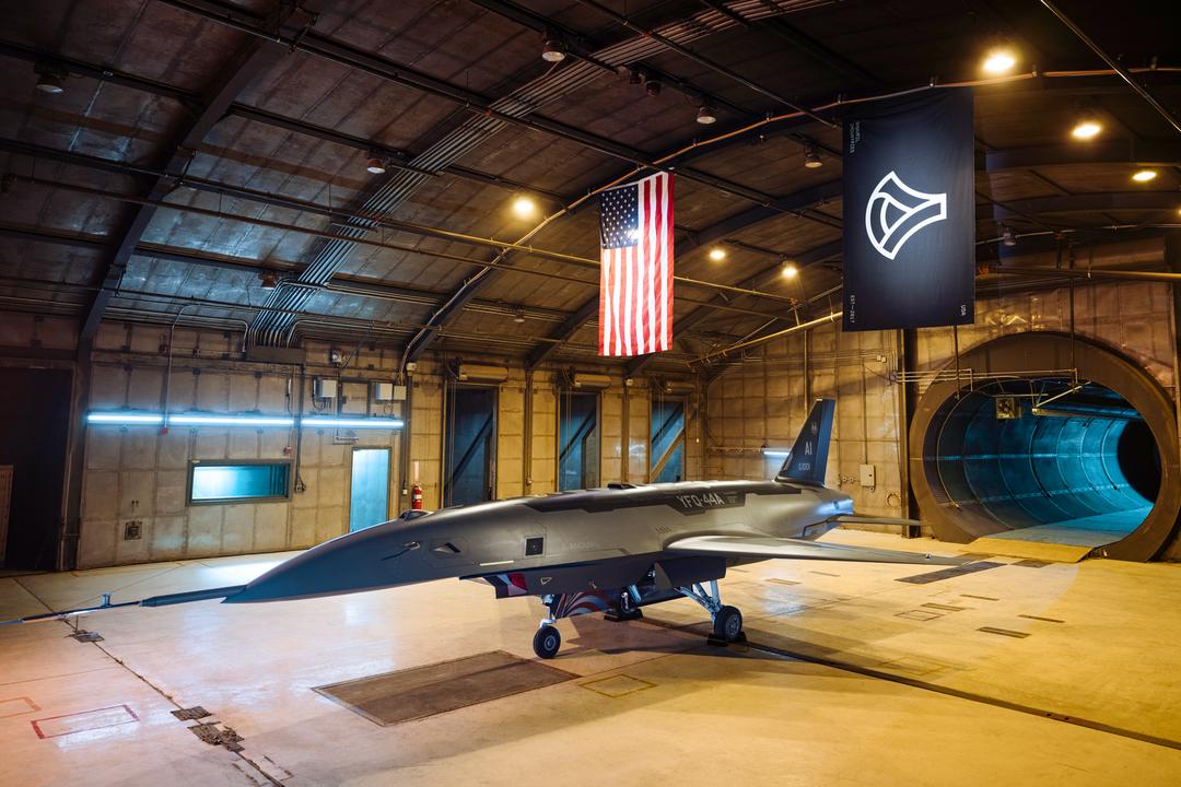 YFQ-44A üretim temsilcisi test aracı, Kaliforniya’daki Costa Mesa’da bir test odasında konumlandırıldı. Bu araç, gelecekteki çatışmalarda müşterek kuvvetin hava üstünlüğünü sağlamasında kritik rol oynayacak iki test aracından biridir. Araç, otonom yetenekleri ve insanlı-insansız iş birliğini kullanarak düşman tehditlerini zorlu ortamlarda etkisiz hâle getirmeyi amaçlıyor. (Fotoğraf: Kamu malı).