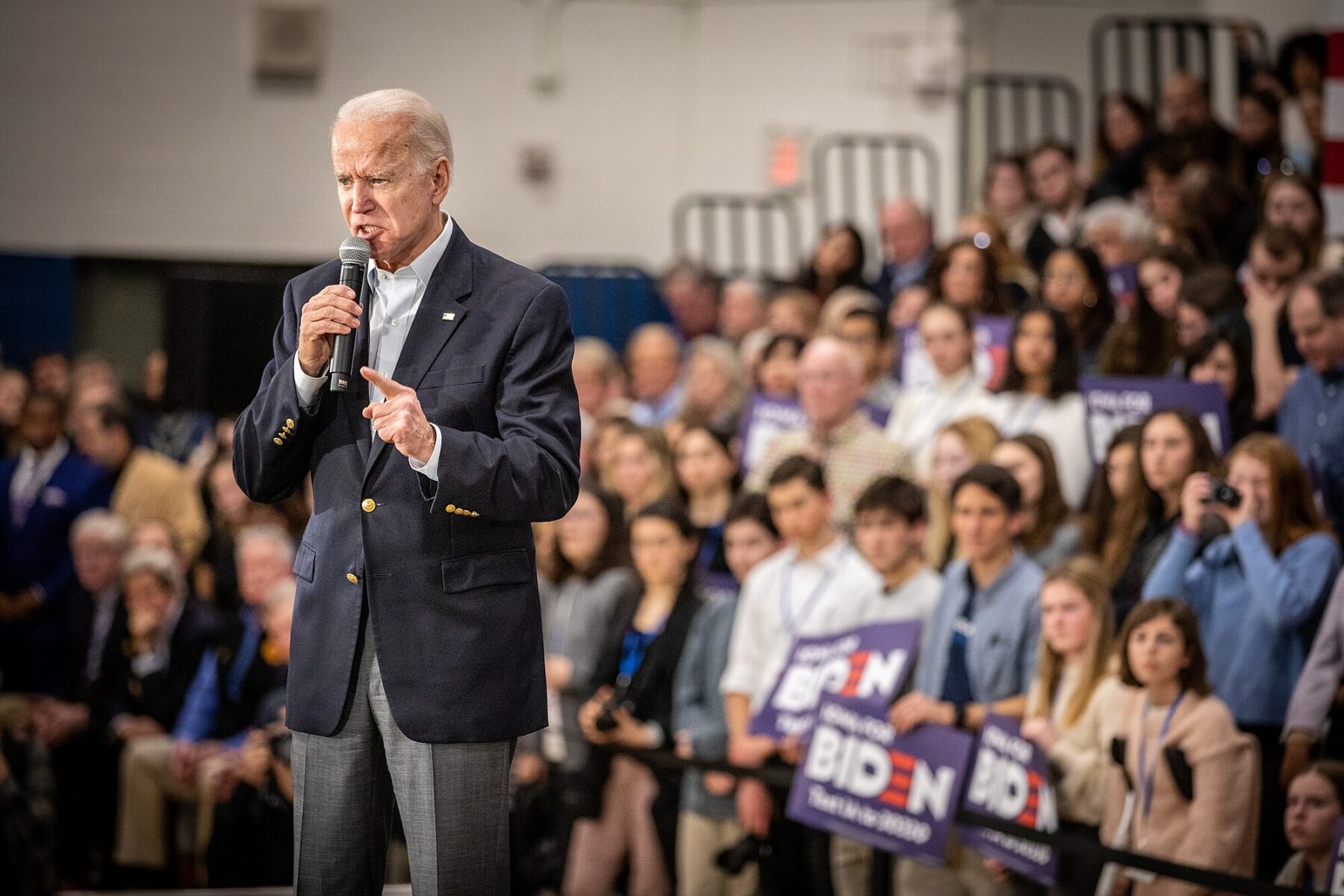 Iowa ön seçimlerinin arifesinde, Başkan Yardımcısı Joe Biden Hiatt Ortaokulu'nda bir kampanya mitingi düzenliyor. (Fotoğraf: Wikimedia)