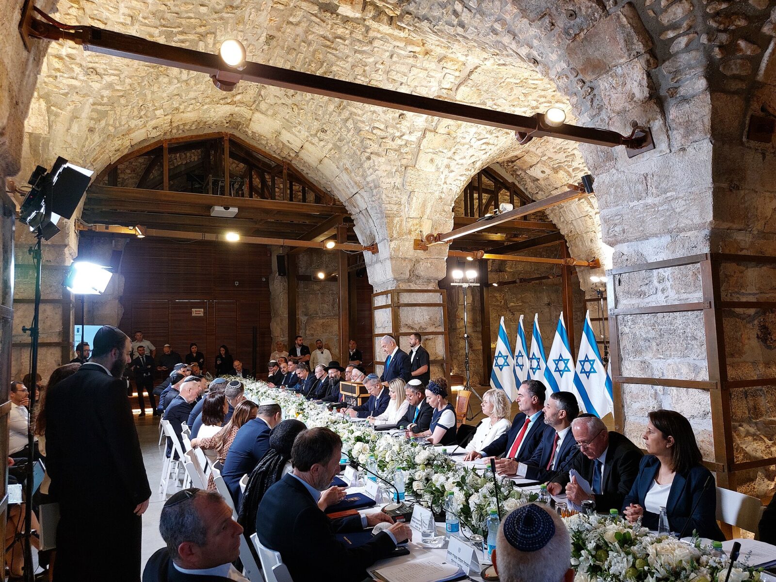 İsrail Kabinesi, Kudüs’ün kurtuluşunun 56. yıldönümü onuruna 21 Mayıs 2023’te Batı Duvarı (Ağlama Duvarı) tünellerinde düzenlenen kutlama toplantısında bir araya geldi. (Fotoğraf: Wikimedia)