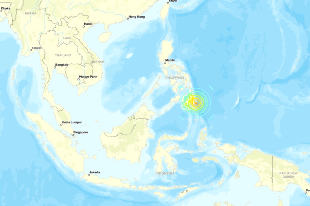 Bir harita, 10 Ekim 2025'te Filipinler'in güney açıklarında meydana gelen 7.6 büyüklüğündeki depremin yerini gösteriyor. (Kaynak: USGS)