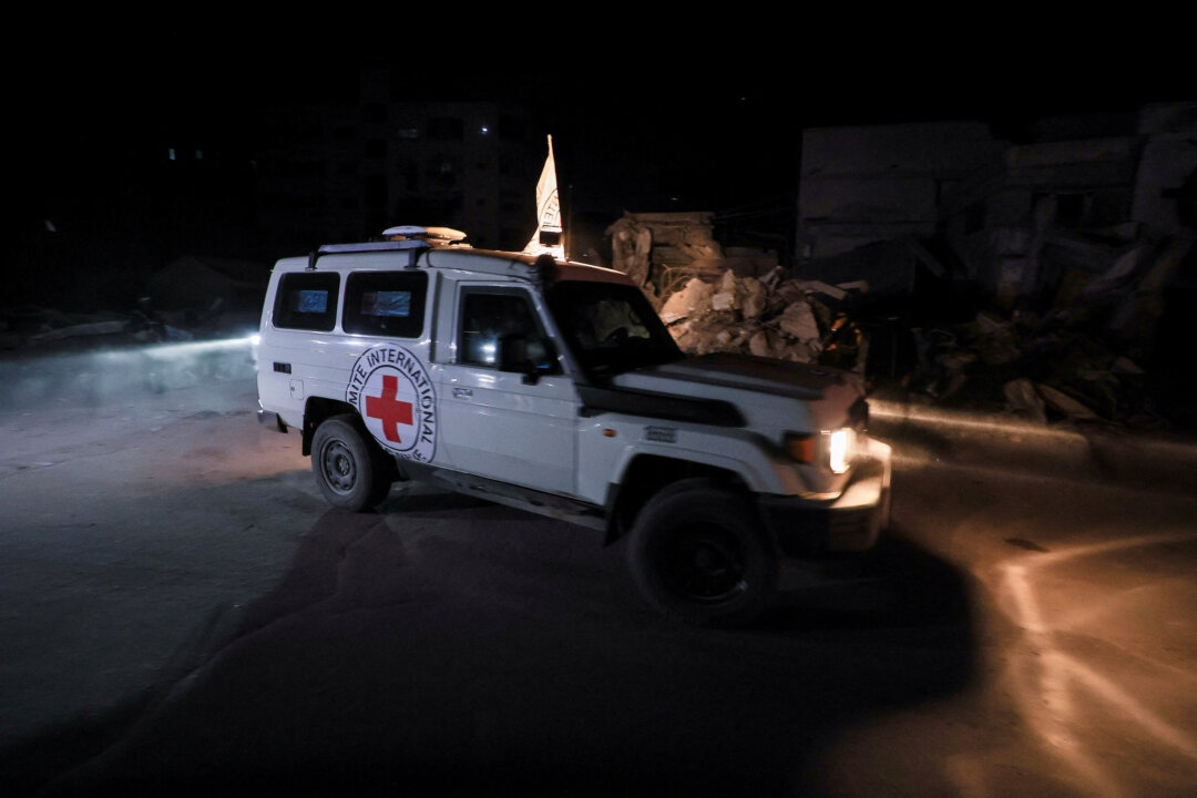 Bir Kızılhaç aracı, 7 Ekim 2023'teki kanlı saldırıdan bu yana Gazze'de tutulan rehinelerin cesetlerini taşıyor. Cesetler, Hamas ile İsrail arasında yapılan ateşkes ve rehine-tutsak takası kapsamında, 15 Ekim 2025'te Gazze Şehri'nde Hamaslı teröristler tarafından teslim edildi. (Fotoğraf: Dawoud Abu Alkas / Reuters)