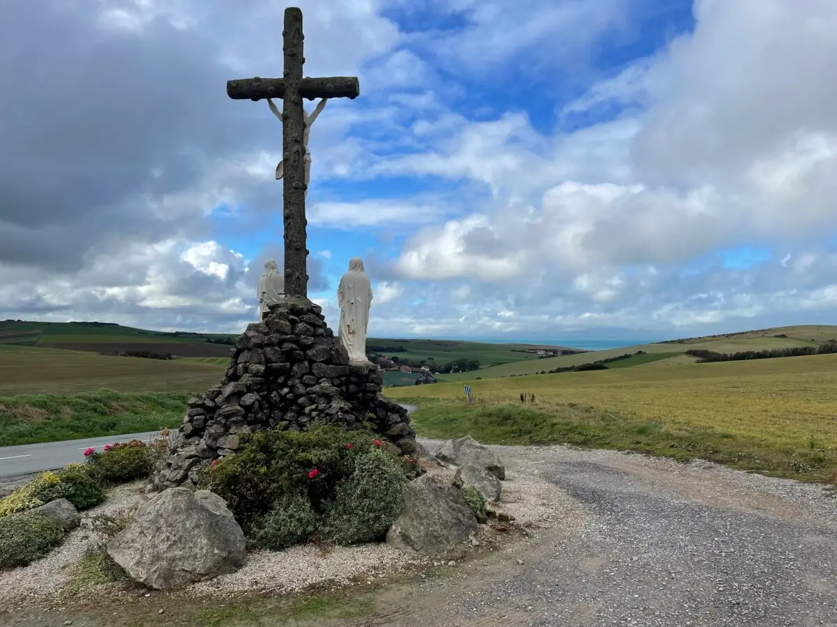 Bir İsa heykeli, İngiltere’ye geçiş planları yapan göçmenler ve kaçakçıların buluşma noktası haline gelen sakin sahil kasabası Wissant’ı izliyor. (Fotoğraf:15 Ekim 2025 – Owen Evans / The Epoch Times)