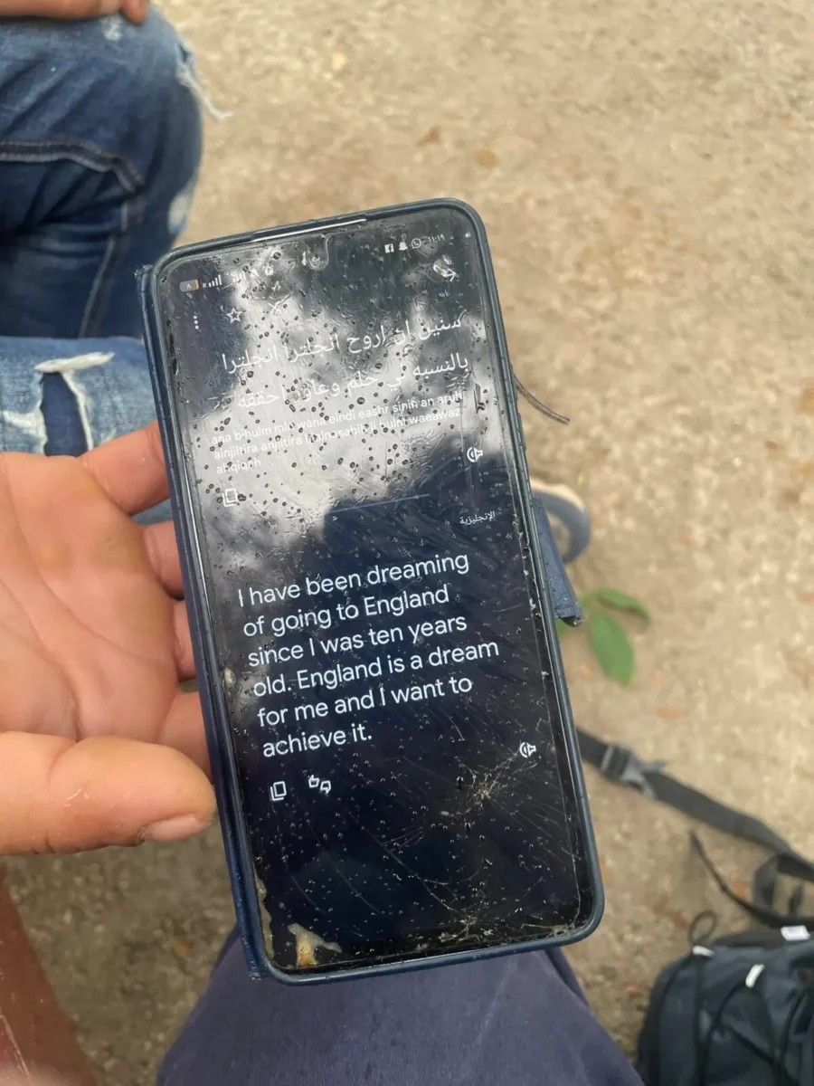 25 yaşındaki Muhammed, Calais'te üç gündür bulunuyordu; ne İngilizce ne de Fransızca konuşabiliyordu ancak İngiltere'ye gitmek istiyordu. (15 Ekim 2025, Calais, Fransa – Owen Evans / The Epoch Times)