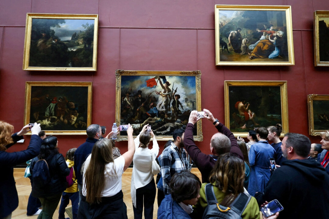 Louvre Müzesi'ndeki soygunun ardından güvenlik açıkları ortaya çıktı. Ziyaretçiler, Fransız sanatçı Eugène Delacroix'nın (1798–1863) 1830 tarihli "La Liberté guidant le peuple" (Halkı Önderlik Eden Özgürlük) adlı eserinin Louvre Müzesi'nde sergilendiği şekilde fotoğraflarını çekiyor. Müze, geçtiğimiz Pazar günü gerçekleşen soygunun ardından halka yeniden açılmıştı. Napolyon ve İmparatoriçe'nin mücevher koleksiyonundan sekiz parça çalındığı Galerie d'Apollon ise 22 Ekim 2025'te kapalı kalmaya devam ediyor. Paris, Fransa.(Fotoğraf: Gonzalo Fuentes/Reuters)