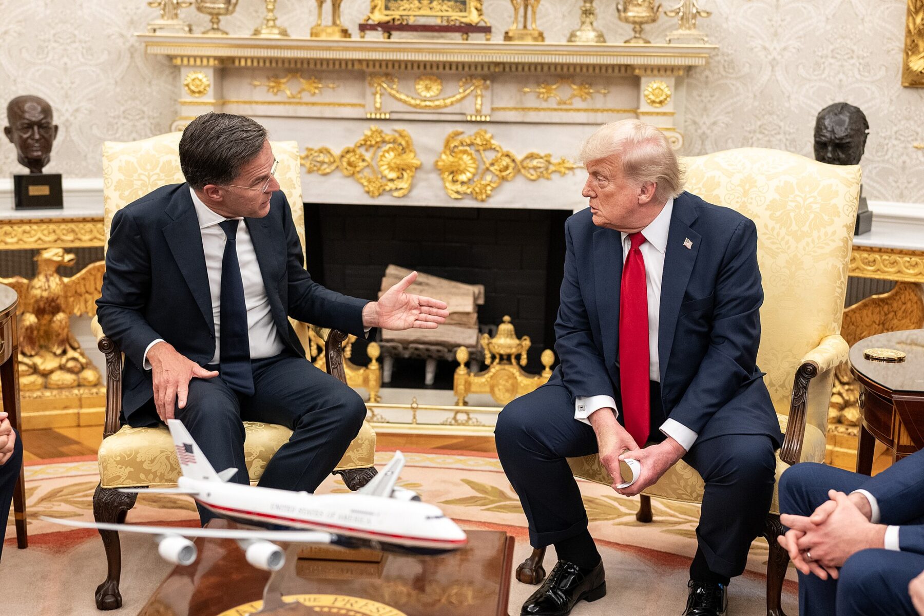 Başkan Donald Trump, 14 Temmuz 2025 Pazartesi günü Oval Ofis'te NATO Genel Sekreteri Mark Rutte ile bir araya geldi. (Resmi Beyaz Saray Fotoğrafı, Joyce N. Boghosian)