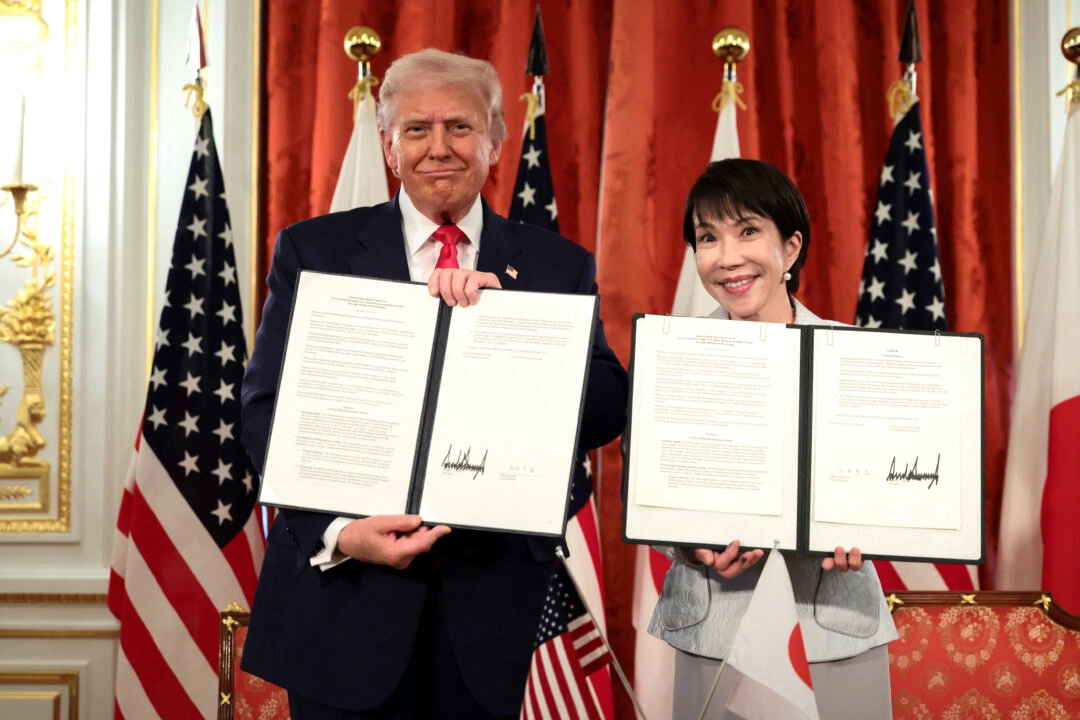 ABD Başkanı Donald Trump (solda) ve Japonya Başbakanı Sanae Takaichi, 28 Ekim 2025’te Japonya’nın Tokyo kentindeki Akasaka Sarayı’nda yapılan ikili görüşmede, kritik mineraller ve nadir toprak elementlerinin tedarikinin güvence altına alınmasına ilişkin imzalanan belgeleri kaldırıyor.
(Evelyn Hockstein/Reuters)
