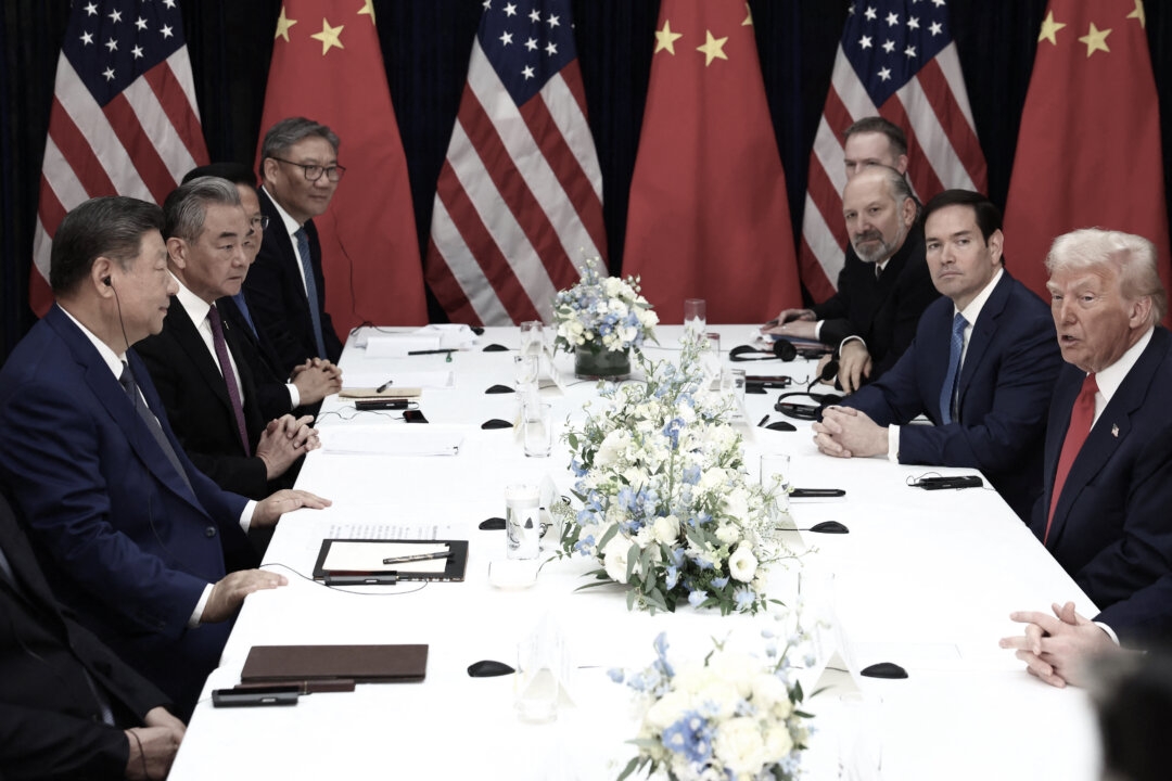 ABD Başkanı Donald Trump ve Çin lideri Xi Jinping, 30 Ekim 2025'te Güney Kore'nin Busan şehrindeki Gimhae Uluslararası Havaalanı'nda ikili bir görüşme gerçekleştirdi. (Fotoğraf: Evelyn Hockstein/Reuters)