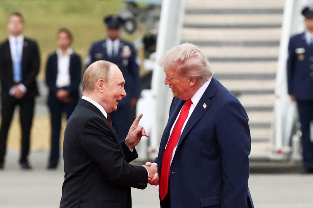 ABD Başkanı Donald Trump, 15 Ağustos 2025’te Anchorage, Alaska’daki Joint Base Elmendorf-Richardson’da Ukrayna’daki savaşın sona erdirilmesi için görüşmek üzere Rusya Devlet Başkanı Vladimir Putin ile el sıkıştı.
(Fotoğraf: Kevin Lamarque/Reuters)