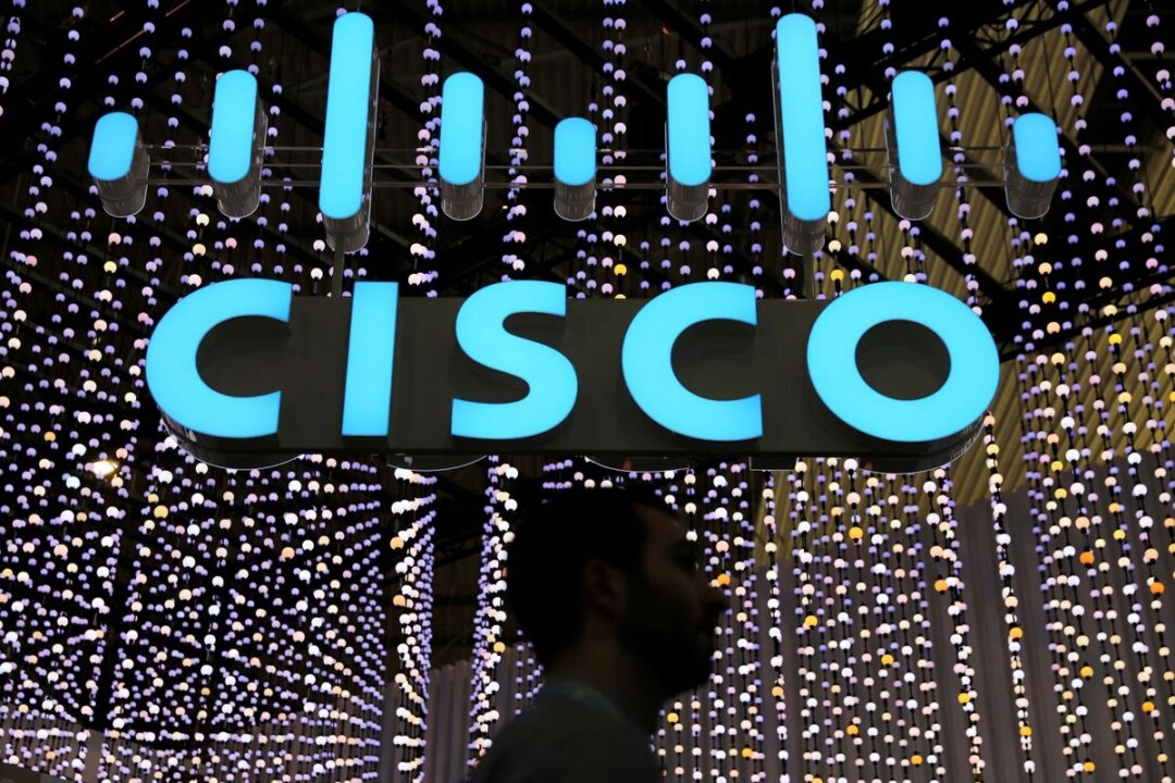 Bir adam, 25 Şubat 2019’da İspanya’nın Barselona kentinde düzenlenen Mobil Dünya Kongresi’nde Cisco logosunun altından geçiyor. (Fotoğraf: Sergio Perez/Reuters)
