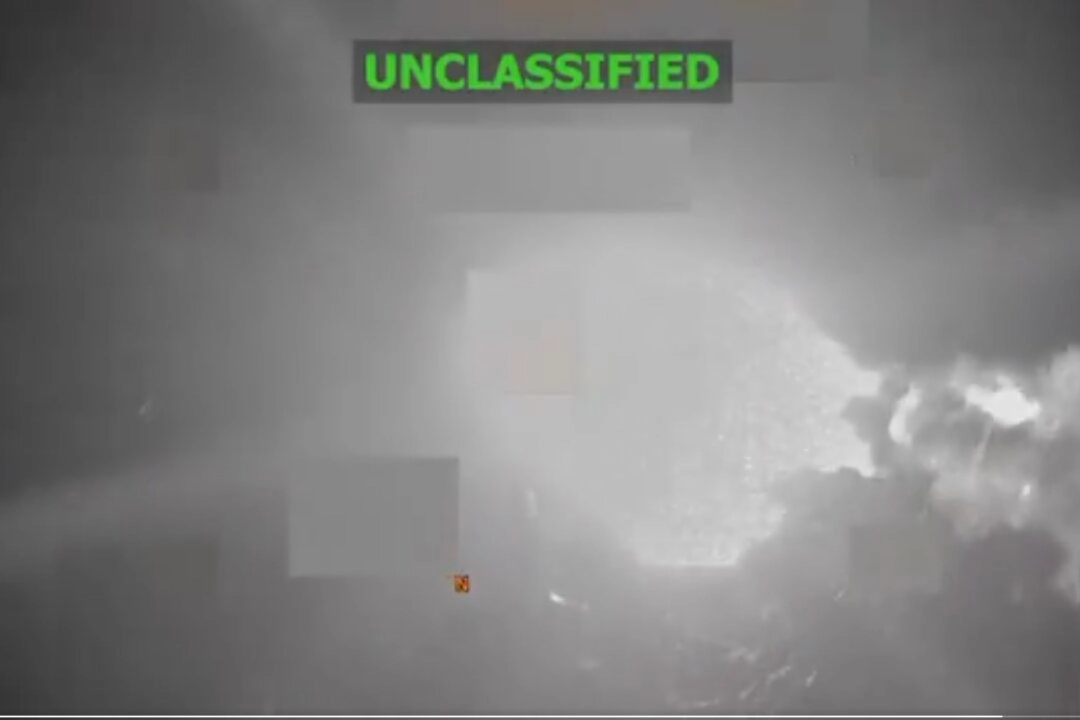 2 Kasım 2025'te Karayipler'de uyuşturucu yüklü bir gemiye yönelik ABD askeri saldırısı. (Görüntü: The Epoch Times/X/Savaş Bakanlığı)